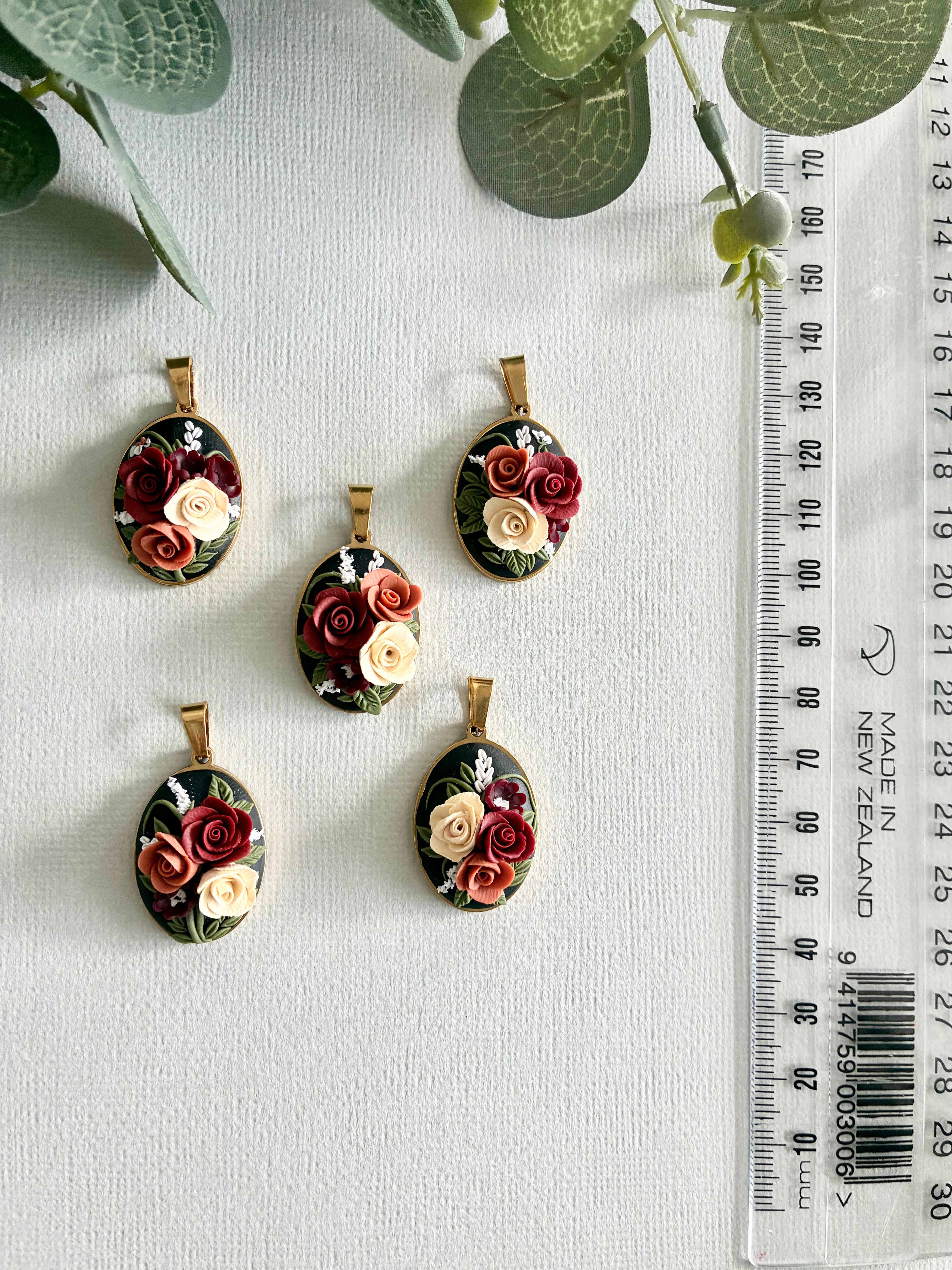 Gold base Pendant oval