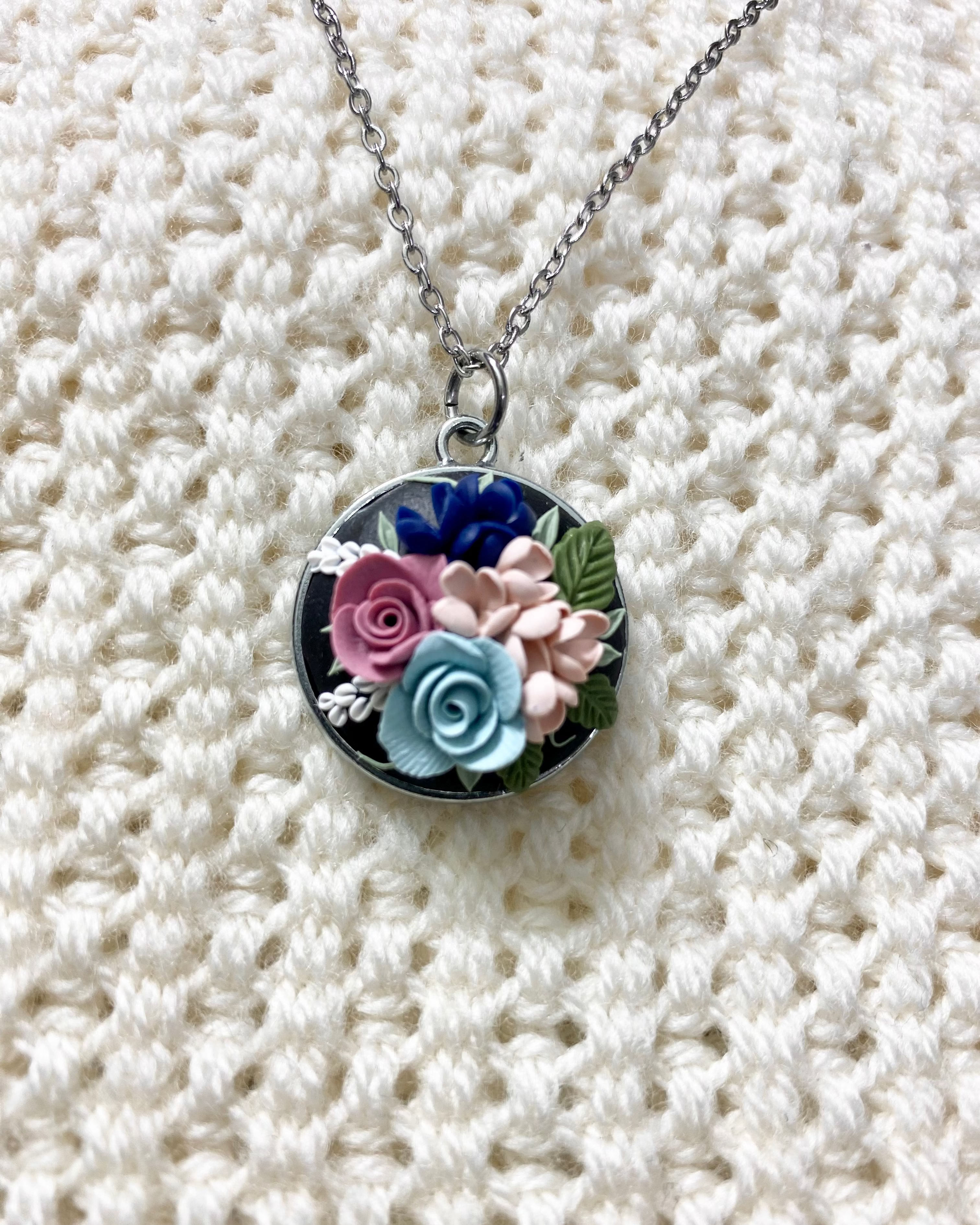 Antique Pendant round blue pink